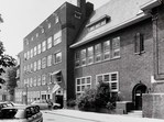 Catechesatielokaal en kosterswoning, daarnaast de Elthetowoningen (1926-nog bestaand)
<br/>
Ino Roël, Beeldbank Stadsarchief, 1983